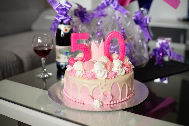 Różowy tort na 50 urodziny z koroną i puszką