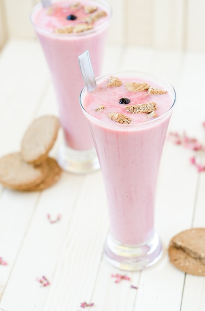 Różowy Truskawkowy Smoothie Z Brown Ciastkami