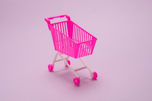 Różowy wózek na zakupy