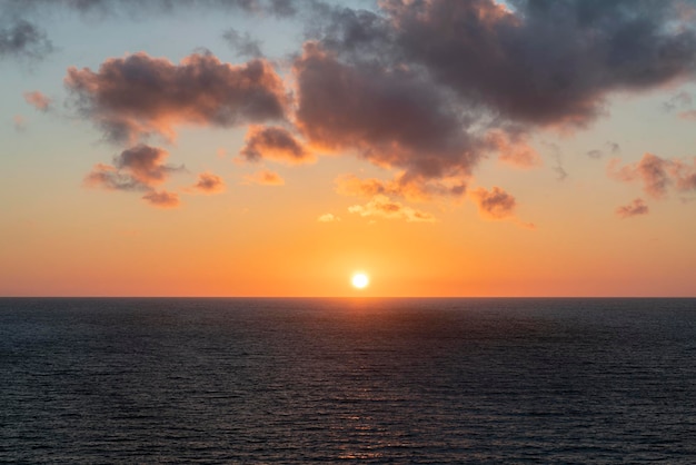 Różowy zachód słońca niebo z chmurami i zachodzące słońce nad Morzem Bałtyckim Swietłogorsk Obwód Kaliningradzki Rosja