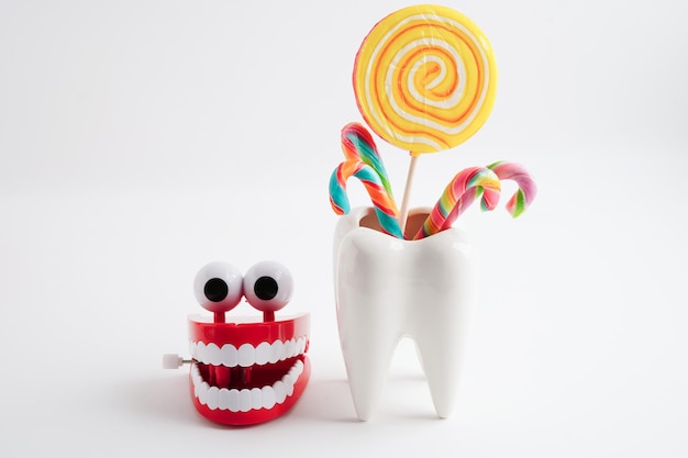 Zdjęcie rozpad zębów z słodkim cukierem słodycze złe jedzenie dla opieki zdrowotnej zębów