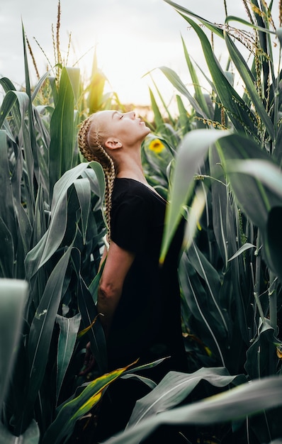 Rozpieszcza młodą blondynkę na polu kukurydzy