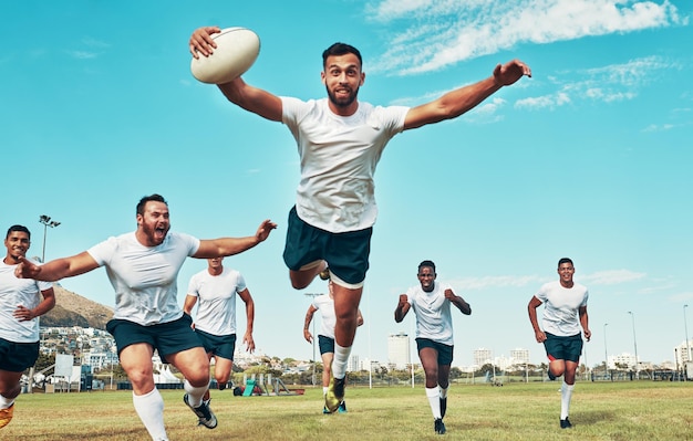 Rozpoczęcie sezonu rugby z przytupem Ujęcie zawodnika rugby zdobywającego szansę podczas gry na boisku