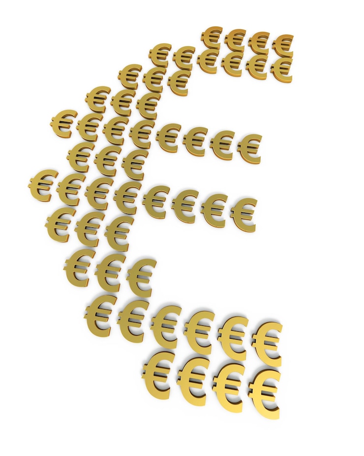 Zdjęcie rozproszone złote znaki euro (na białym tle i ścieżka przycinająca)