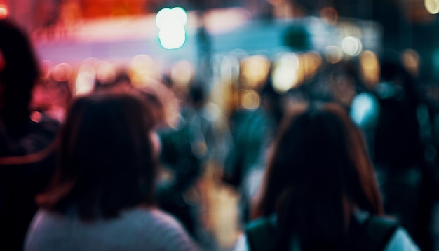 Zdjęcie rozproszony obraz kobiet stojących w mieście w nocy