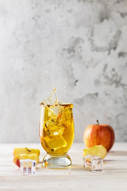 rozpryskiwania soku jabłkowego w szklance