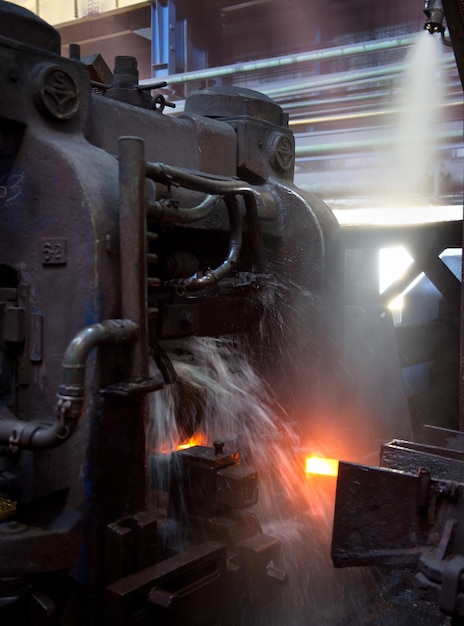 Rozpryskiwanie wody z maszyn w przemyśle metalowym