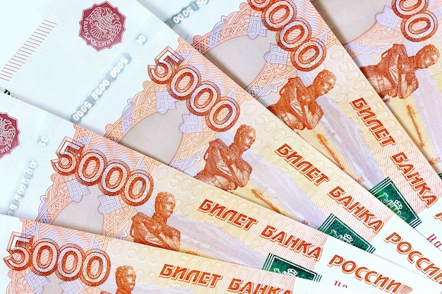 Rozrzucanie pięciu tysięcy banknotów w Rosji