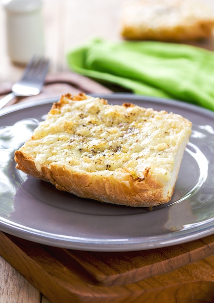 Zdjęcie roztopiony ser cheddar i parmezan na bagietce