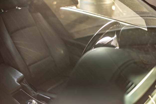 Zdjęcie rozważanie szkła i wnętrza samochodu