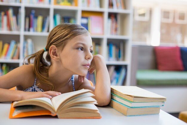 Rozważna szkolnej dziewczyny czytelnicza książka w bibliotece