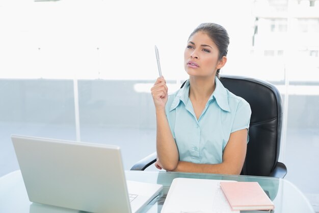 Rozważny bizneswoman używa laptop w biurze