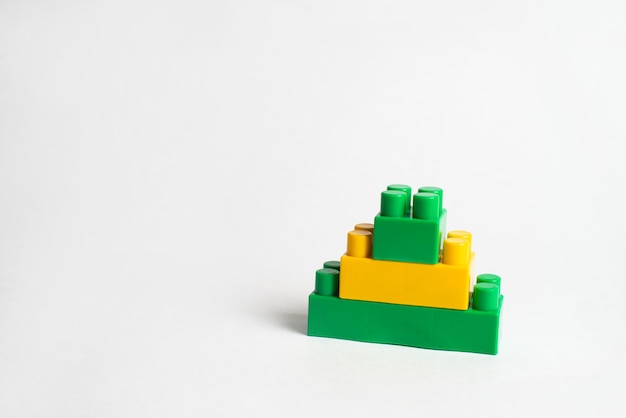 Rozwój dzieci, klocki i konstrukcja, zielone i żółte bloki