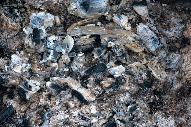 rozżarzone węgle grilla pozostawione po ugotowaniu mięsa na grillu.