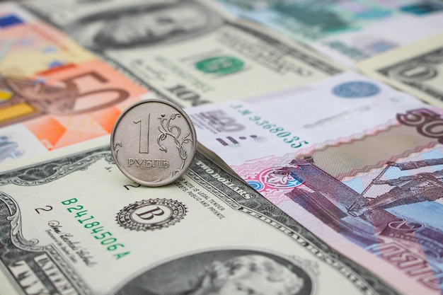 Rubel rosyjski na tle pieniądze dolary euro ruble
