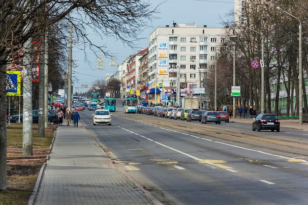Ruch drogowy na ulicy Yakub Kolas Minsk Białoruś