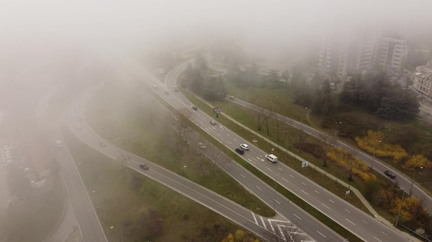 Ruch drogowy w mieście we mgle w letni dzień widok z lotu ptaka