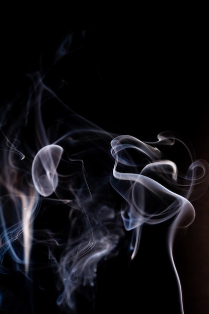 Zdjęcie ruch dymu na czarnym tle