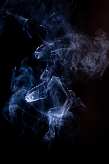 Zdjęcie ruch dymu na czarnym tle