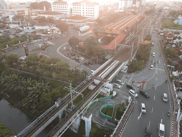 Zdjęcie ruch lotniczy z mostem kolejowym w mieście yogyakarta yogyakarta indonezja, styczeń 2023 r