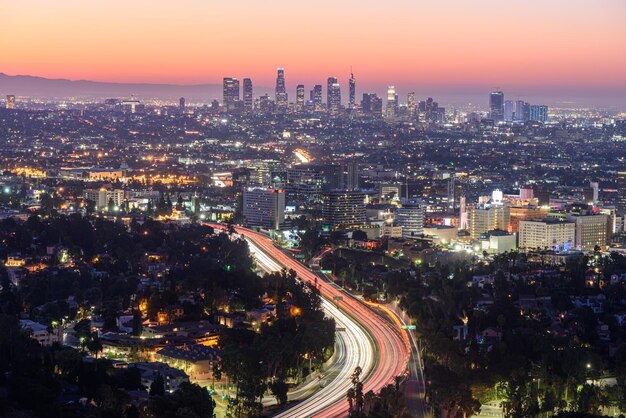 Ruch na autostradzie w Los Angeles o wschodzie słońca