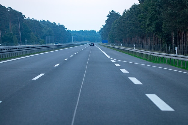 Ruch na autostradzie w zachód słońca z samochodów osobowych i ciężarowych.