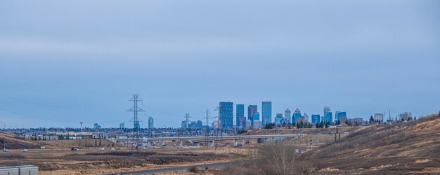 Ruch na szlaku jeleni autostrady wjeżdżającym do Calgary