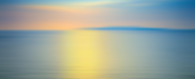 Ruch niewyraźne tło załamania w wodzie. Panoramiczny, dramatyczny widok na zachód słońca w nieskończoności nad morzem o zmierzchu.