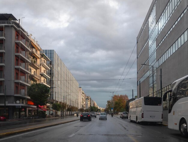 Ruch samochodów na centralnej ulicy Aten w Grecji