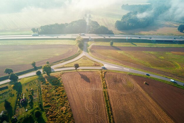 Ruch samochodowy na autostradzie w letni dzień widok z lotu ptaka