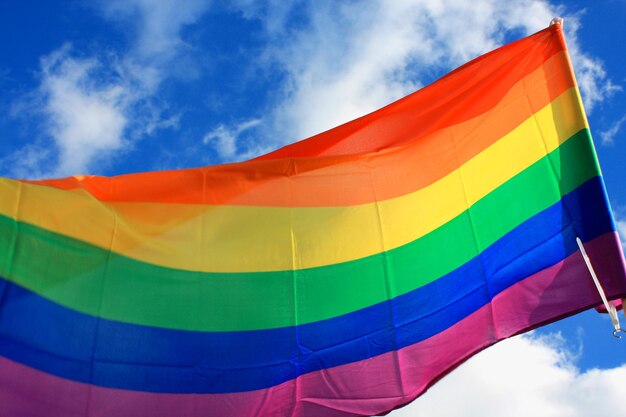 Ruch tęczowej flagi LGBT na tle nieba
