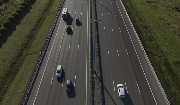 Ruch transportu drogowego na wielopasmowej autostradzie Widok z lotu ptaka