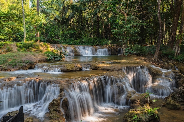 Ruch wodospadu Kroeng Krawia w kanchanaburi city tajlandiaPark Narodowy Khao Laem