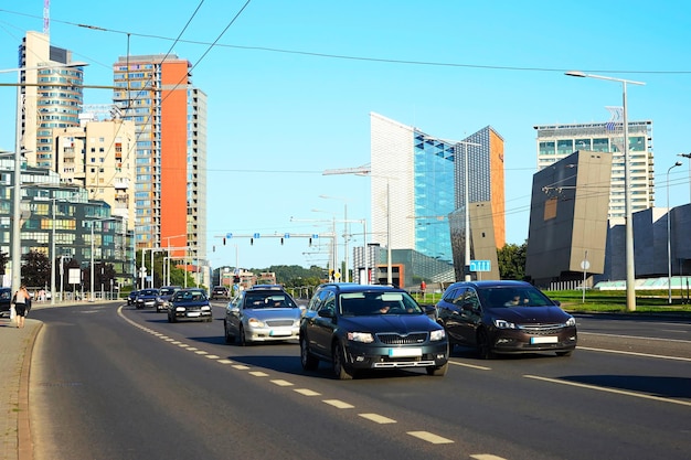 Ruchliwa ulica z komercyjną architekturą nowoczesnych wieżowców ze stali i szkła.