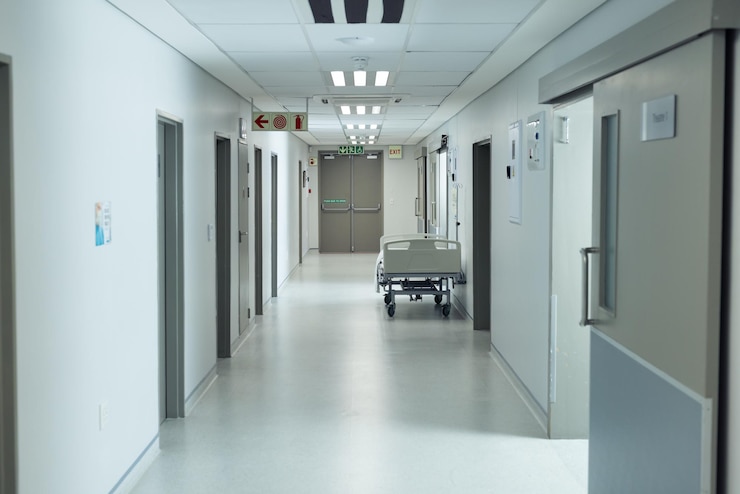 Zdjęcie ruchome łóżko szpitalne w pustym korytarzu szpitalnym, przestrzeń do kopiowania