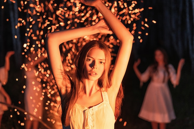 Rudowłosa Kobieta Tańczy Przed Ogniem