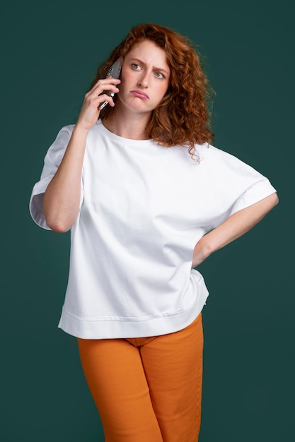 Zdjęcie rudowłosa kobieta w kolorowym stroju
