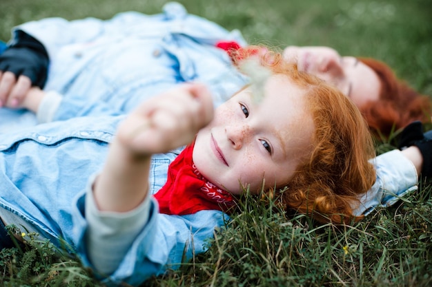 Rudowłosa mama i córka bawią się na łonie natury