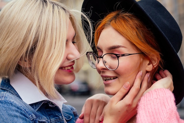 Zdjęcie rudowłosa młoda rudowłosa kobieta czuje miłość do swojej blondynki na ulicach europy