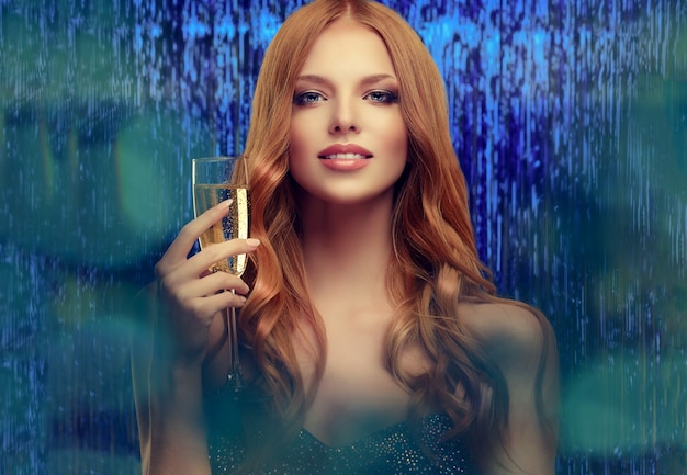 Zdjęcie rudowłosa wspaniała kobieta trzyma kieliszek wina