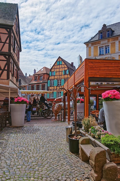 Rue de Turenne w centrum Starego Miasta w Colmar, Haut Rhin w Alzacji, we Francji. Ludzie w tle