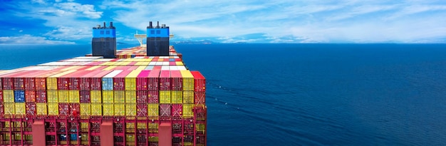 Zdjęcie rufa dużego kontenera importowo-eksportowego kontenera na morzu oceanicznym na niebieskim niebie koncepcja ziemi w tle transport logistyka i obsługa klienta i zmiana dostaw