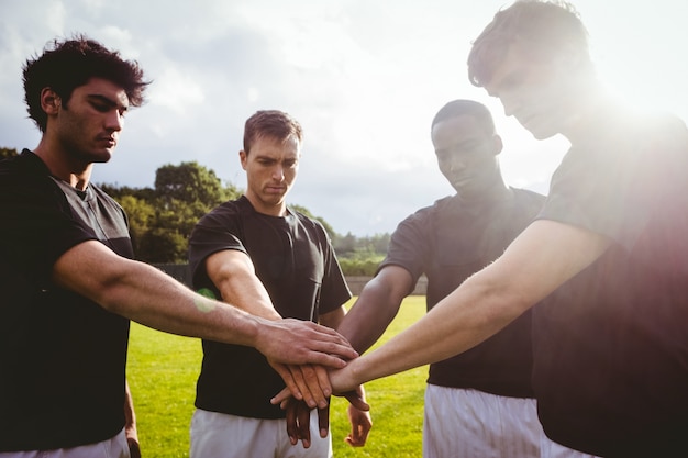 Rugby gracze stoją razem przed meczem