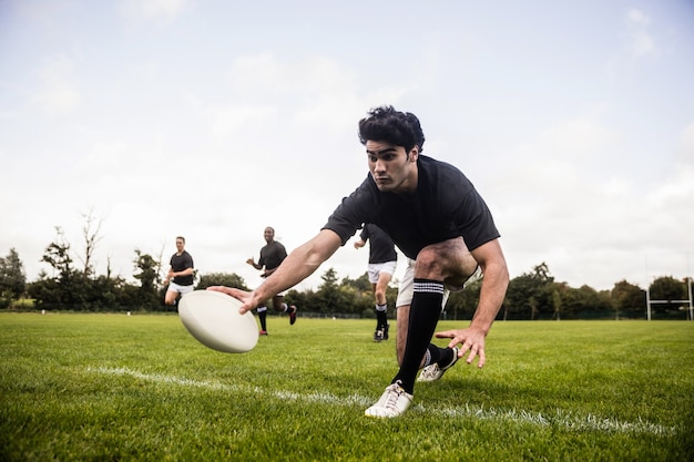 Rugby graczy szkolenia na boisku