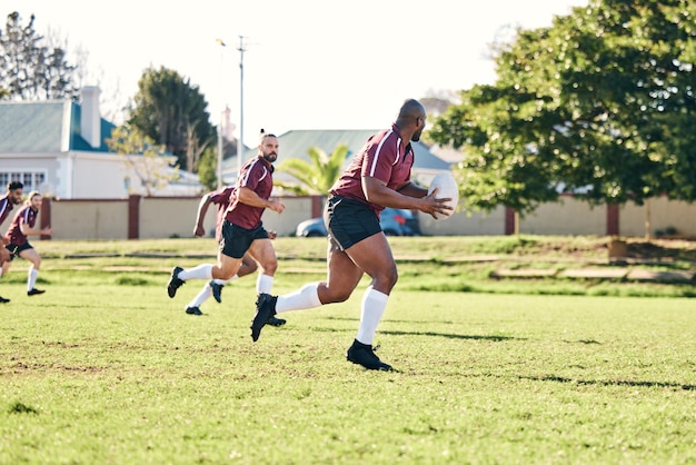 Rugby sport i fitness z drużyną na boisku razem do gry lub meczu w ramach przygotowań do zawodów Trening zdrowia i pracy zespołowej z grupą mężczyzn na świeżym powietrzu na trawie do ćwiczeń klubowych