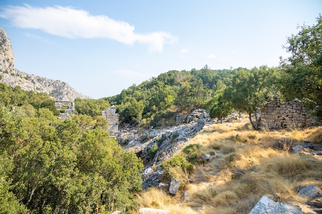Ruiny antycznego miasta Termessos bez turystów w pobliżu Antalyi w Turcji