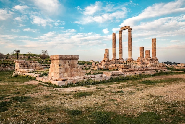 Ruiny cytadeli w Ammanie o zachodzie słońca. Jordania