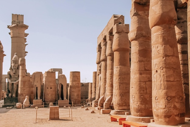 Ruiny egipskiej świątyni Karnak największego skansenu w Luksorze