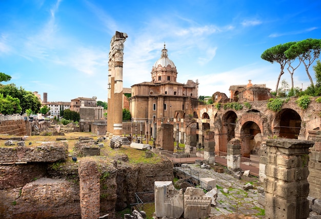 Ruiny Forum Romanum latem, Włochy