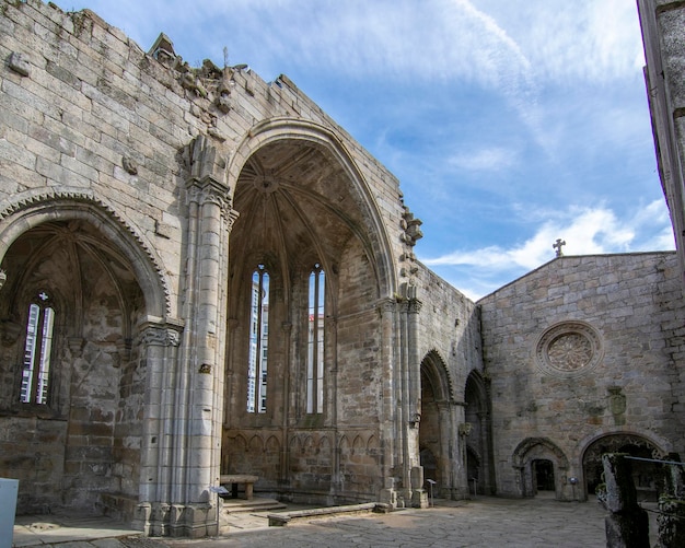 Ruiny gotyckiego klasztoru Santo Domingo w mieście Pontevedra